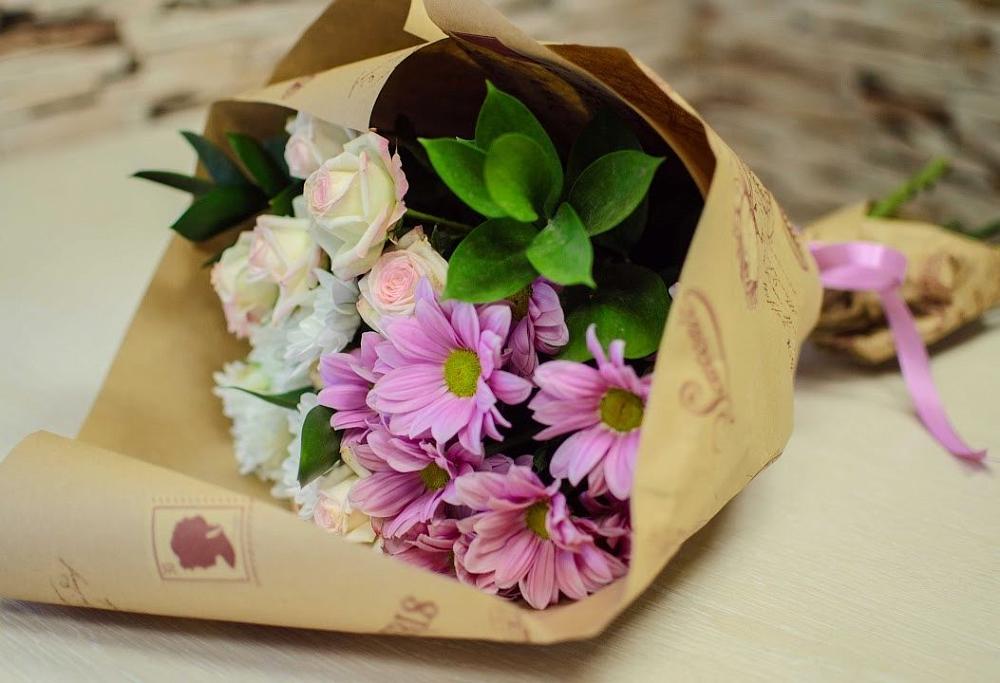 Букет цветов из: Розы и Хризантемы в Беленькое