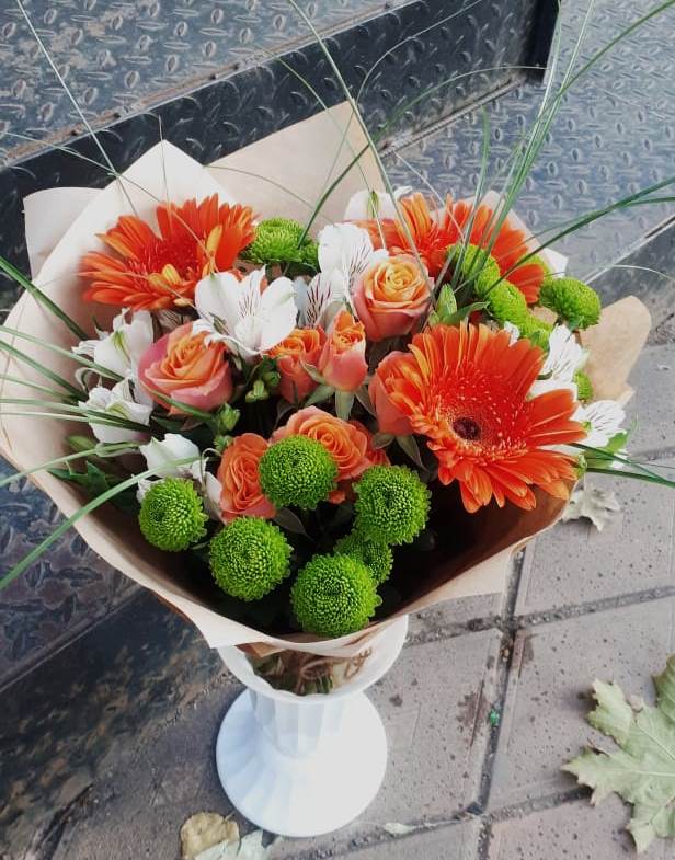Букет цветов из: Герберы, Хризантемы, Альстромерии и Розы в Беленькое