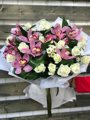 Букет цветов из: Розы и Хризантемы в Беленькое