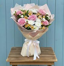 Букет цветов из:  Гвоздики, Орхидеи и Розы #REPLACE_PRED# Беленькое