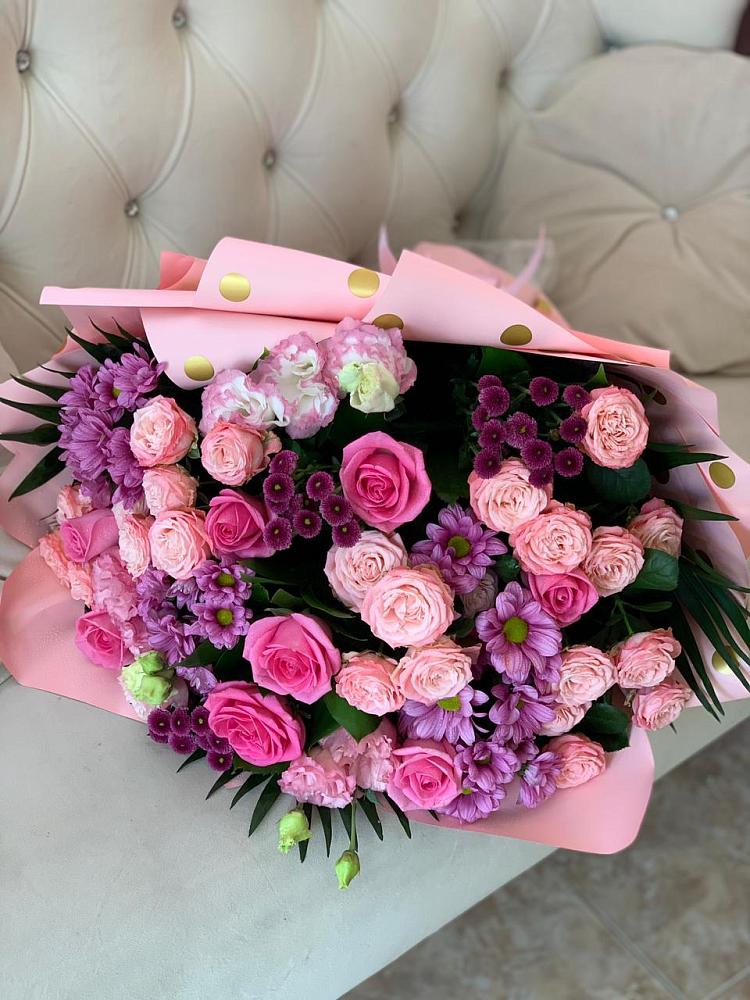 Букет цветов из: Хризантемы, Розы и Лизиантусы в Беленькое