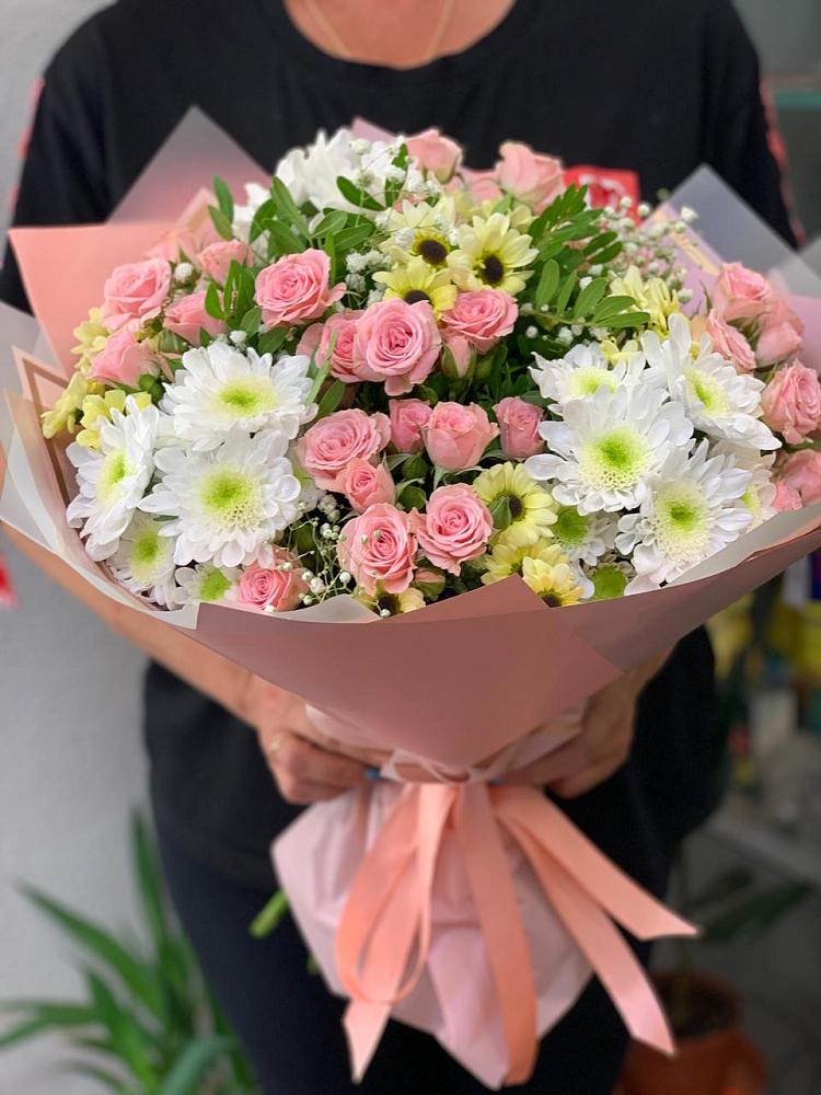 Букет цветов из: Розы и Хризантемы в Беленькое