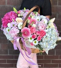 Композиция солнечный день в Беленькое Цветочная композиция из Розы, Хризантемы, Пионы и Лизиантусы в корзине в Беленькое