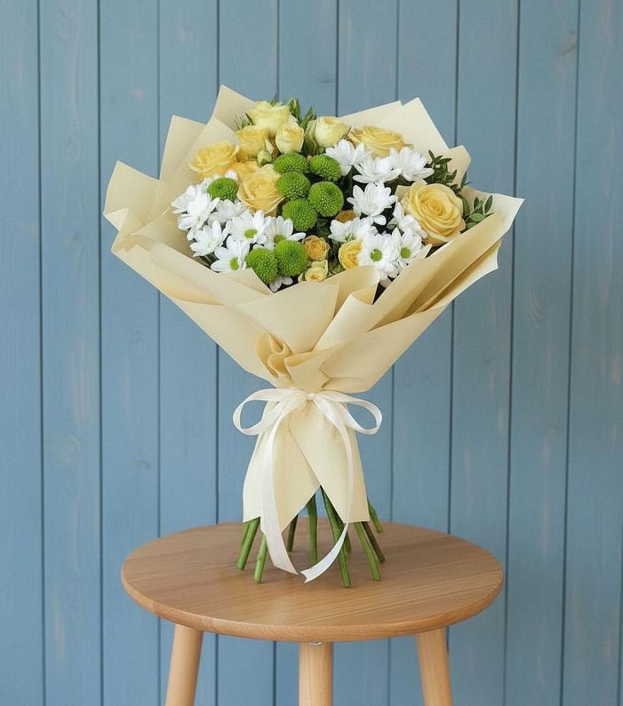 Букет цветов из: Хризантемы и Розы в Беленькое
