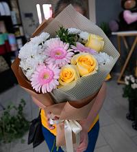 Букет цветов из:  Герберы, Розы и Хризантемы в Беленькое