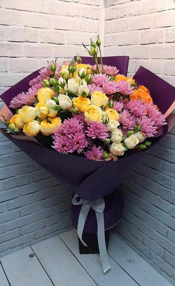 Букет цветов из: Хризантемы и Розы в Беленькое