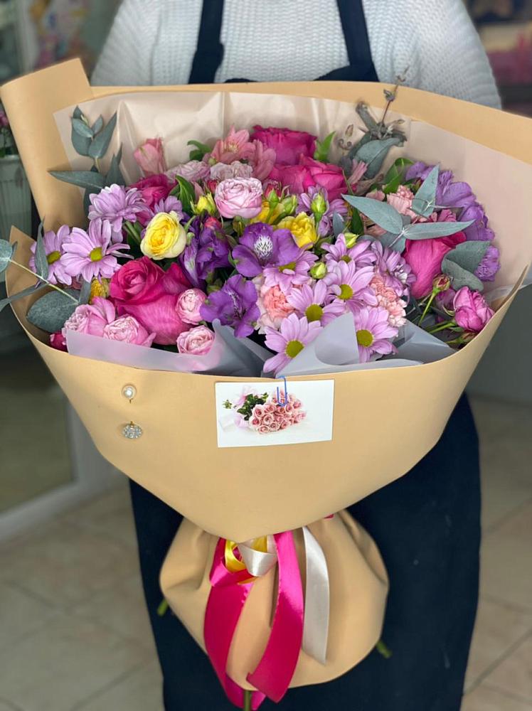 Букет цветов из: Хризантемы, Гвоздики и Альстромерии в Беленькое