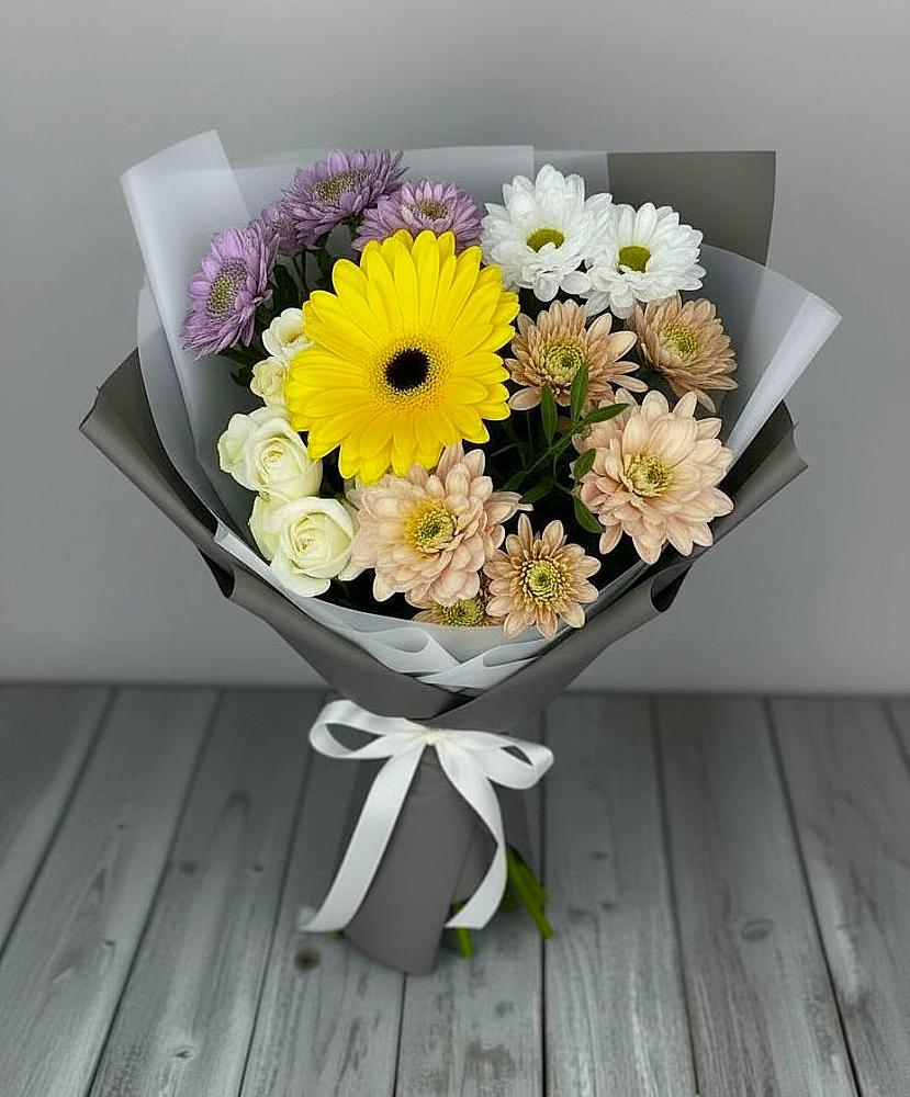 Букет цветов из: Розы, Герберы и Хризантемы в Беленькое
