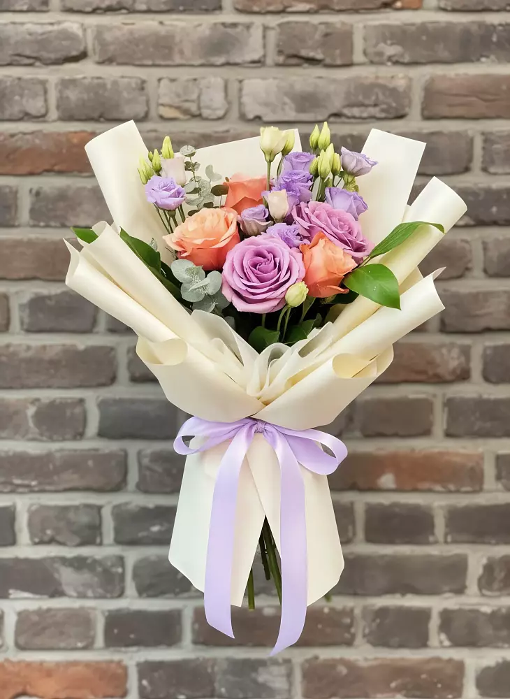 Букет цветов из: Лизиантусы и Розы в Беленькое