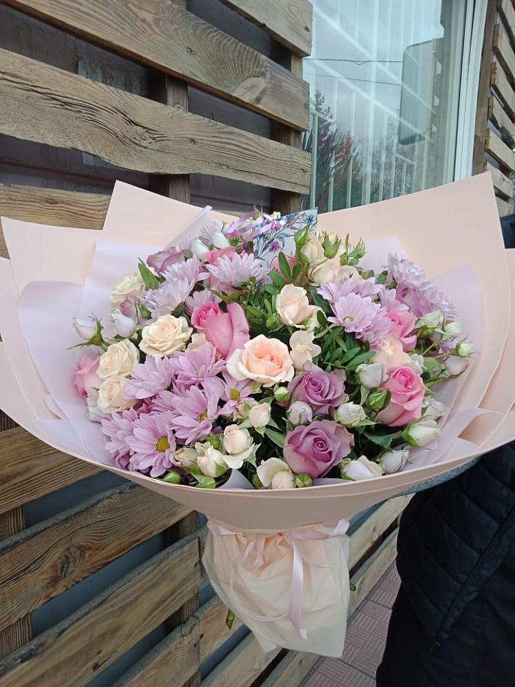 Букет цветов из: Розы и Хризантемы в Беленькое