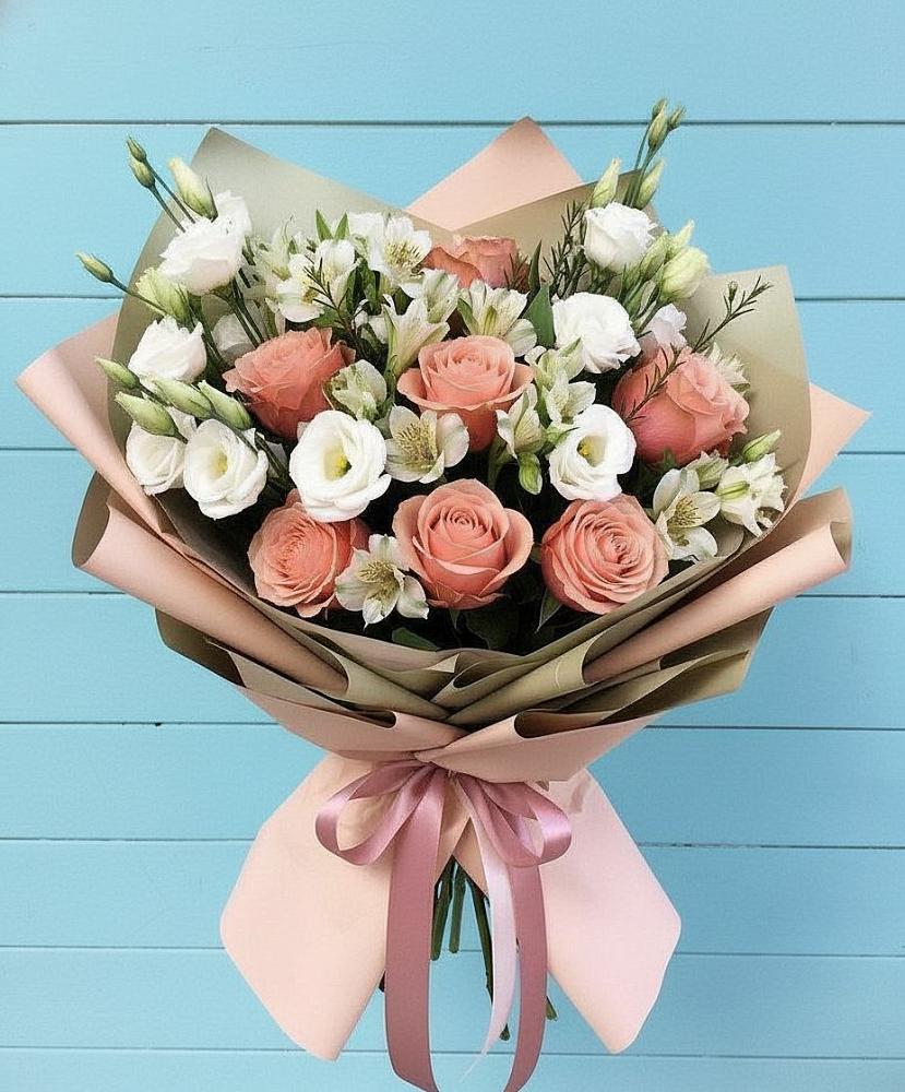 Букет цветов из: Розы, Альстромерии и Лизиантусы в Беленькое