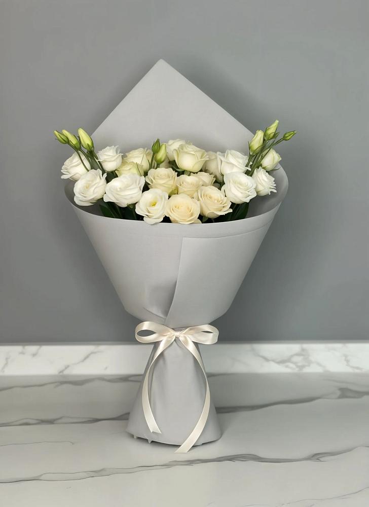 Букет цветов из: Розы и Лизиантусы в Беленькое