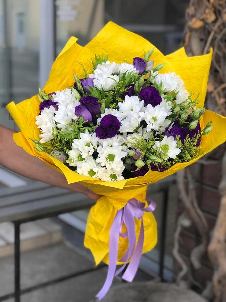 Букет цветов из: Ирисы, Хризантемы и Ромашки в Беленькое