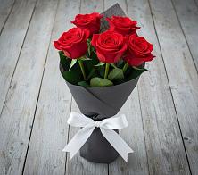 Букет 5 Красных роз Эдлесс Лав #REPLACE_PRED# Беленькое