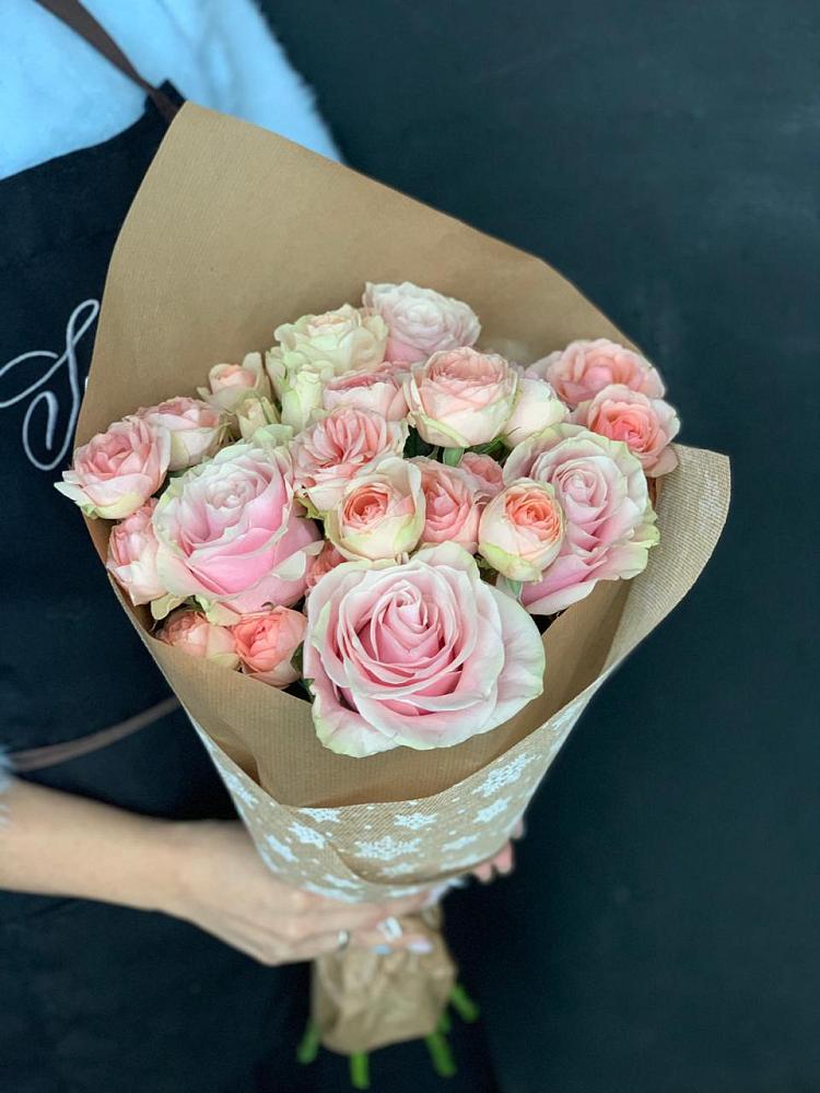 Букет цветов из: Хризантемы и Розы в Беленькое