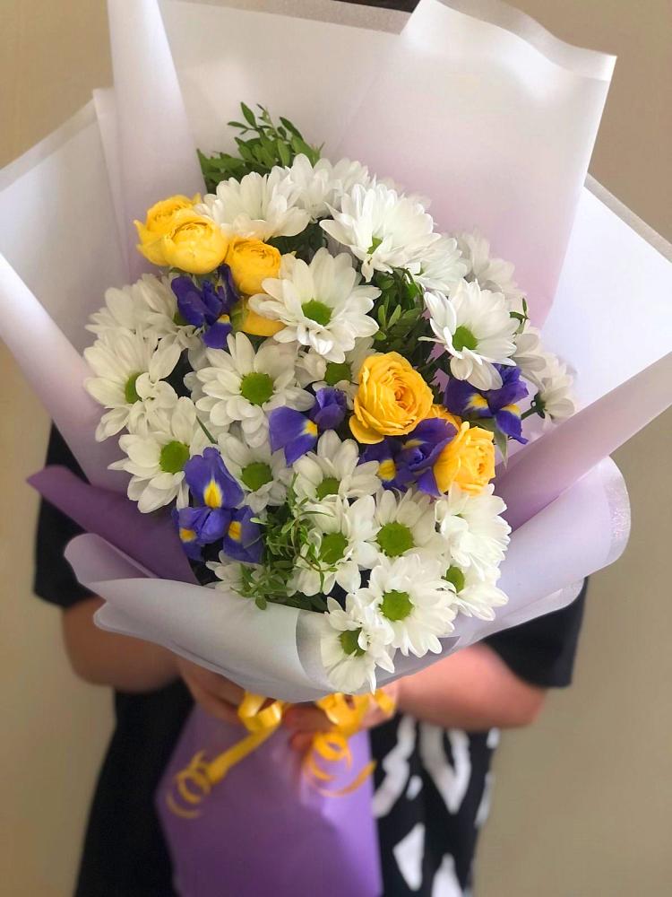 Букет цветов из: Ирисы, Хризантемы и Розы в Беленькое