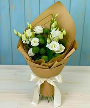 Букет цветов из:  Хризантемы и Лизиантусы в Беленькое