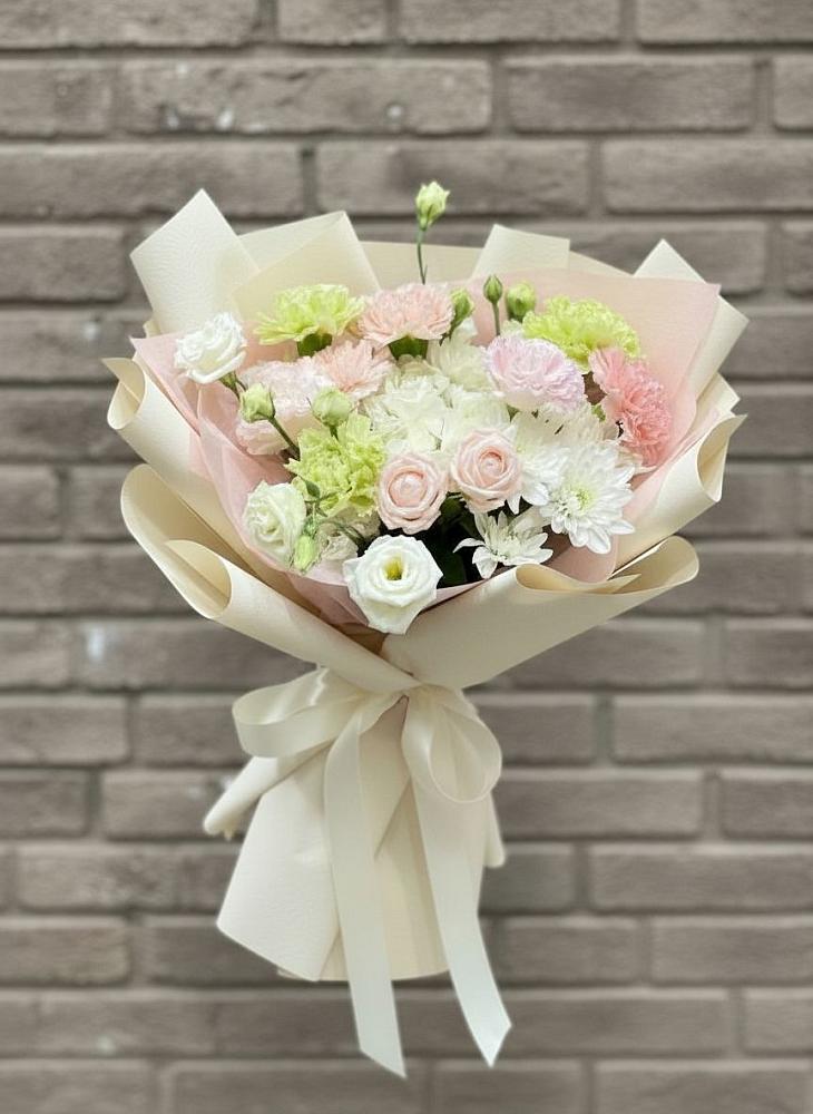 Букет цветов из: Гвоздики, Розы, Лизиантусы и Хризантемы в Беленькое