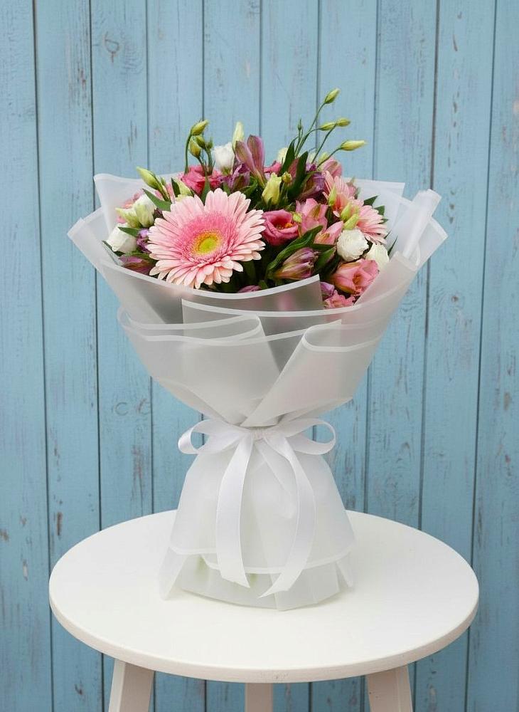 Букет цветов из: Герберы, Альстромерии и Лизиантусы в Беленькое