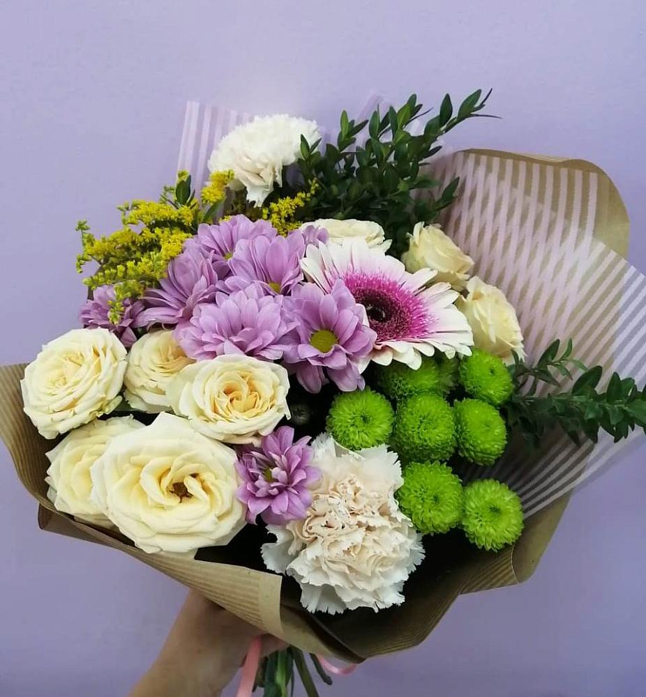 Букет цветов из: Хризантемы, Розы, Гвоздики и Герберы в Беленькое