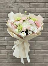 Букет цветов из:  Гвоздики, Розы, Лизиантусы и Хризантемы в Беленькое