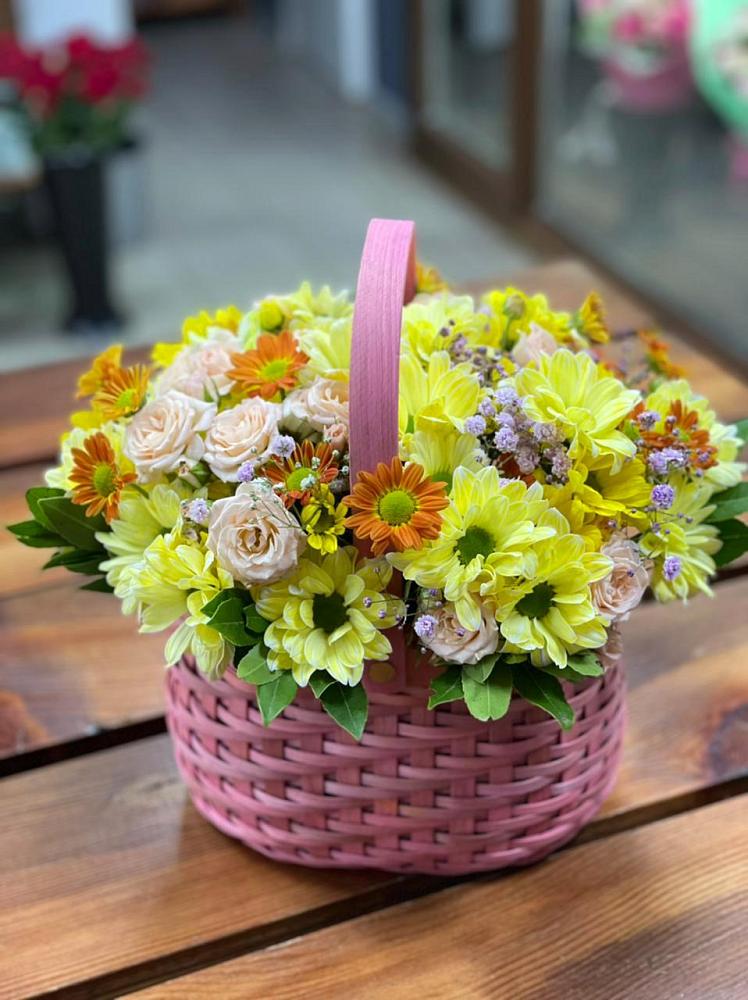 Цветочная композиция из Хризантемы и Розы в корзине в Беленькое