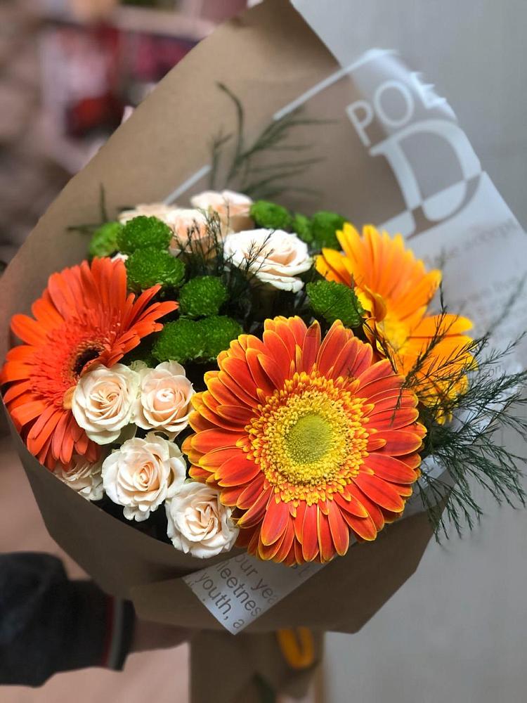 Букет цветов из: Герберы, Хризантемы и Розы в Беленькое