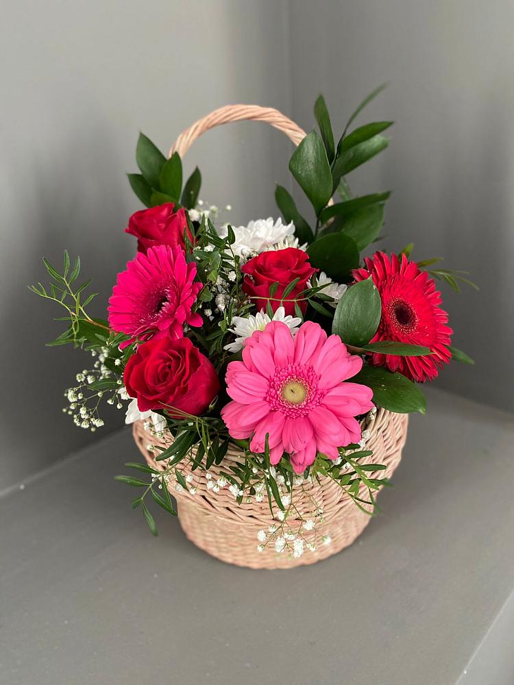 Цветочная композиция из Розы, Хризантемы и Герберы в корзине в Беленькое