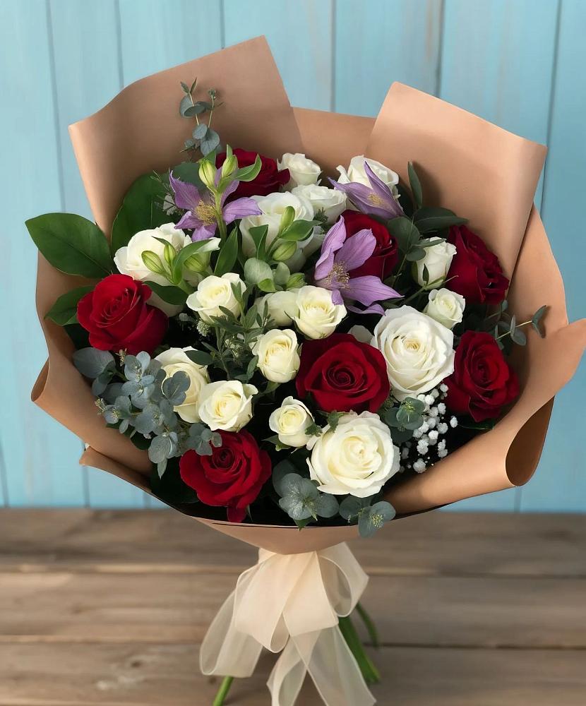 Букет цветов из: Розы и Альстромерии в Беленькое