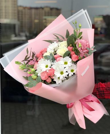 Букет цветов из: Розы, Лизиантусы и Хризантемы в Беленькое