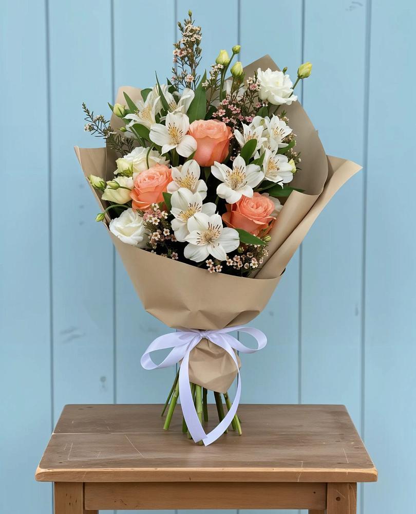 Букет цветов из: Альстромерии, Лизиантусы, Розы и Хризантемы в Беленькое