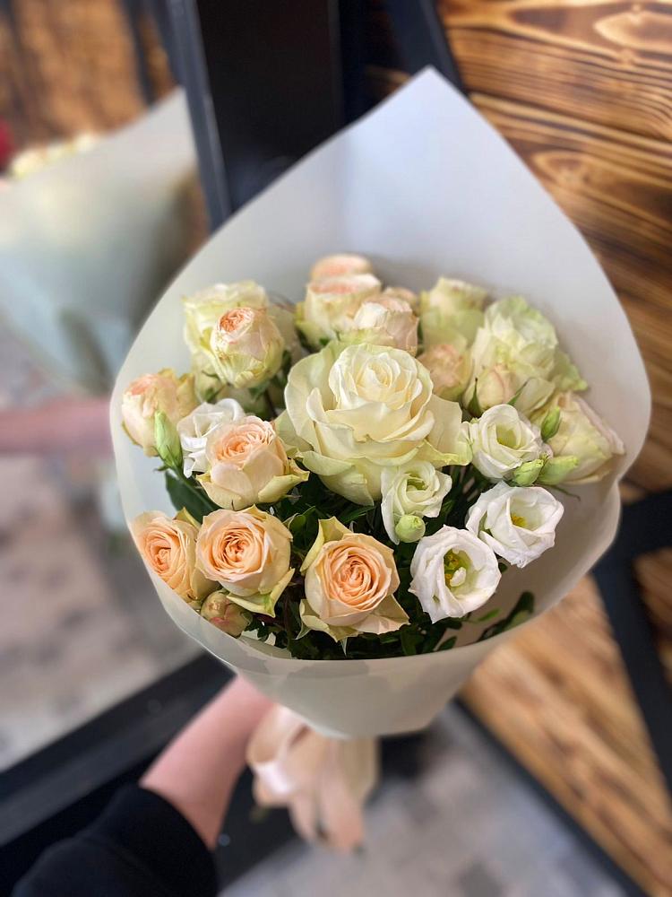 Букет цветов из: Розы и Лизиантусы в Беленькое